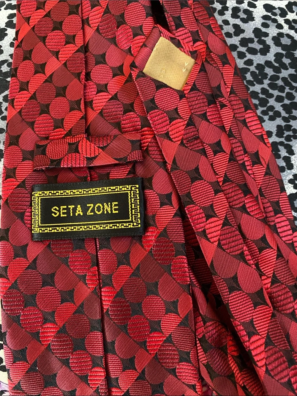 💯 Silk Hand Made Luxurious Red Black Subtle Shimmer Textured Tie